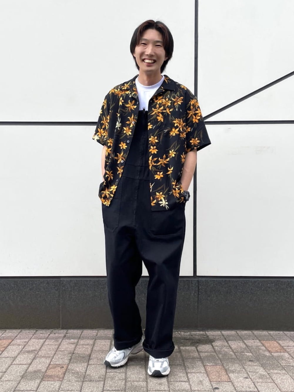 「フレディアンドグロスター、FREDY&GLOSTER、gloster、アロハシャツ、開襟シャツ、オープンカラーシャツ、オーバーオール、レイヤードスタイル、夏コーデ、白Tシャツ、オーバーサイズ、シャツコーデ、シャツスタイル」｜「GLOSTERの【圧巻の9柄展開のイチオシ半袖シャツが登場！】ジオメトリック/アート/フラワープリント アロハシャツ（シャツ/ブラウス、ブラック系）」を使った、GLOSTER stylingさん（メンズ・172cm）の春コーディネートの1枚目の写真