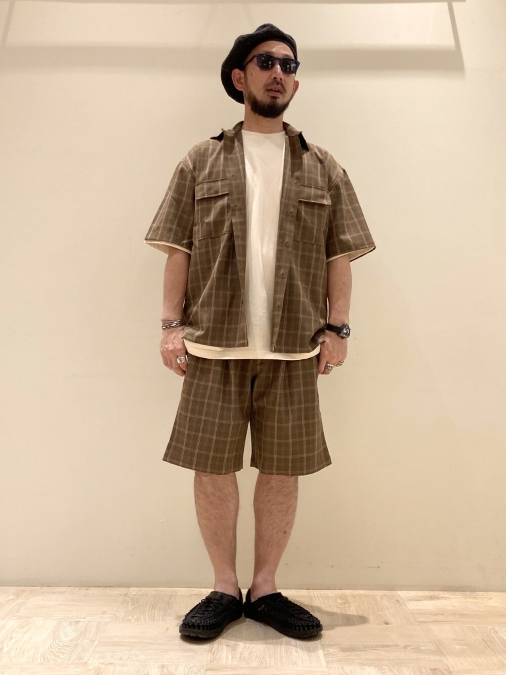 ベージュ系のシャツ/ブラウス、ホワイト系のTシャツ/カットソー、ベージュ系のその他パンツを着用したメンズの夏コーディネートの1枚目の写真