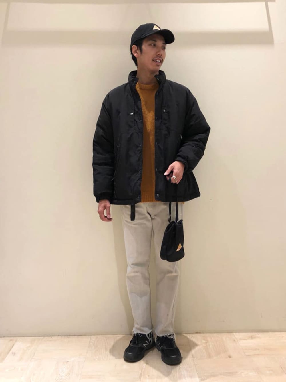 「フレディアンドグロスター、FREDY&GLOSTER、gloster、カジュアルコーデ、ケルティ、キャップ、ブラックコーデ、ブラック、ダウンジャケット、きれいめカジュアル、冬コーデ、春コーデ、ミニバッグ」｜「NOLLEY'S goodmanの【WORK ABOUT/ワークアバウト】CATTLEYA JACKET インサレーション 中綿（ブルゾン、ブラック系）」を使った、GLOSTER stylingさん（メンズ・183cm）の冬コーディネートの1枚目の写真