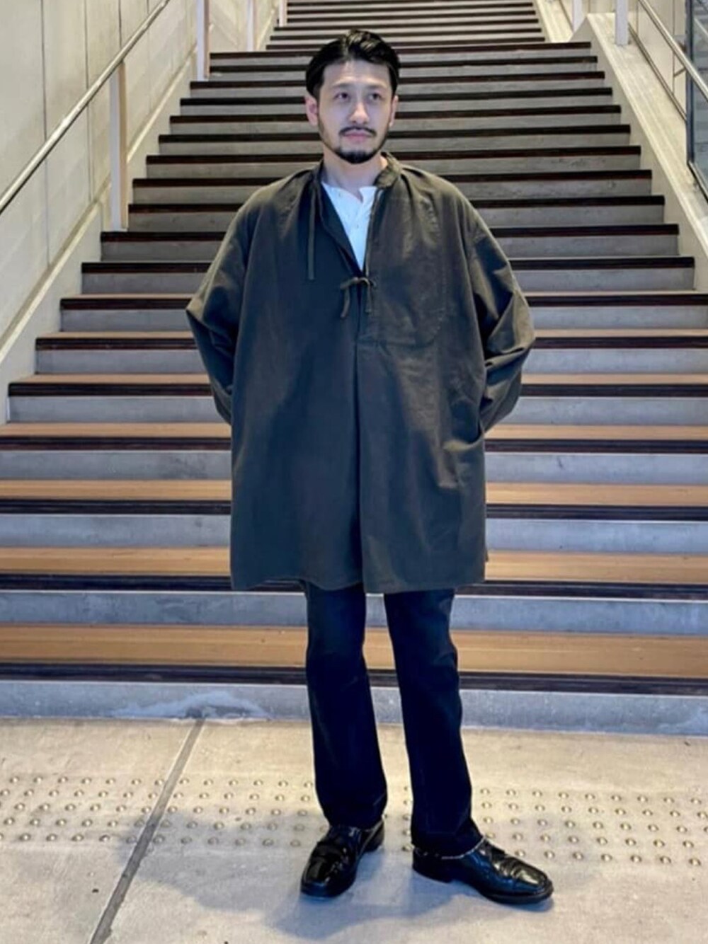 「フレディアンドグロスター、FREDY&GLOSTER、gloster、シャツスタイル、秋コーデ、ストリート、革靴、レイヤードスタイル、古着MIX、休日スタイル、ゆるコーデ、シャツコーデ」｜「ARMY TWILLの【ARMY TWILL/アーミーツイル】ミリタリー スモックシャツ（シャツ/ブラウス、グリーン系）」を使った、GLOSTER stylingさん（メンズ・172cm）の秋コーディネートの1枚目の写真