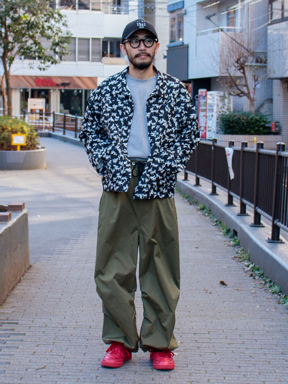 グレー系のTシャツ/カットソー、ブラック系のブルゾン、グリーン系のその他パンツを着用したメンズの冬コーディネートの1枚目の写真