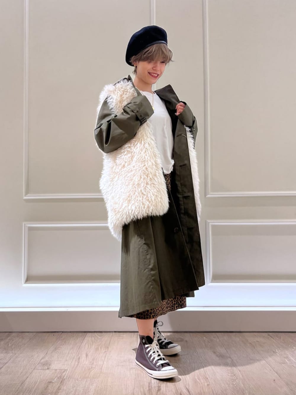 「フレディアンドグロスター、FREDY&GLOSTER、gloster、ステンカラーコート、冬コーデ、ベスト、ファー、レイヤードスタイル、トレンチコート、ベレー帽、スニーカーコーデ、コンバース」｜「FREDY MACの【FREDYMAC/フレディマック】ユニセックス ステンカラーコート オーバーサイズ（ステンカラーコート、グリーン系）」を使った、GLOSTER stylingさん（レディース・164cm）の秋コーディネートの1枚目の写真