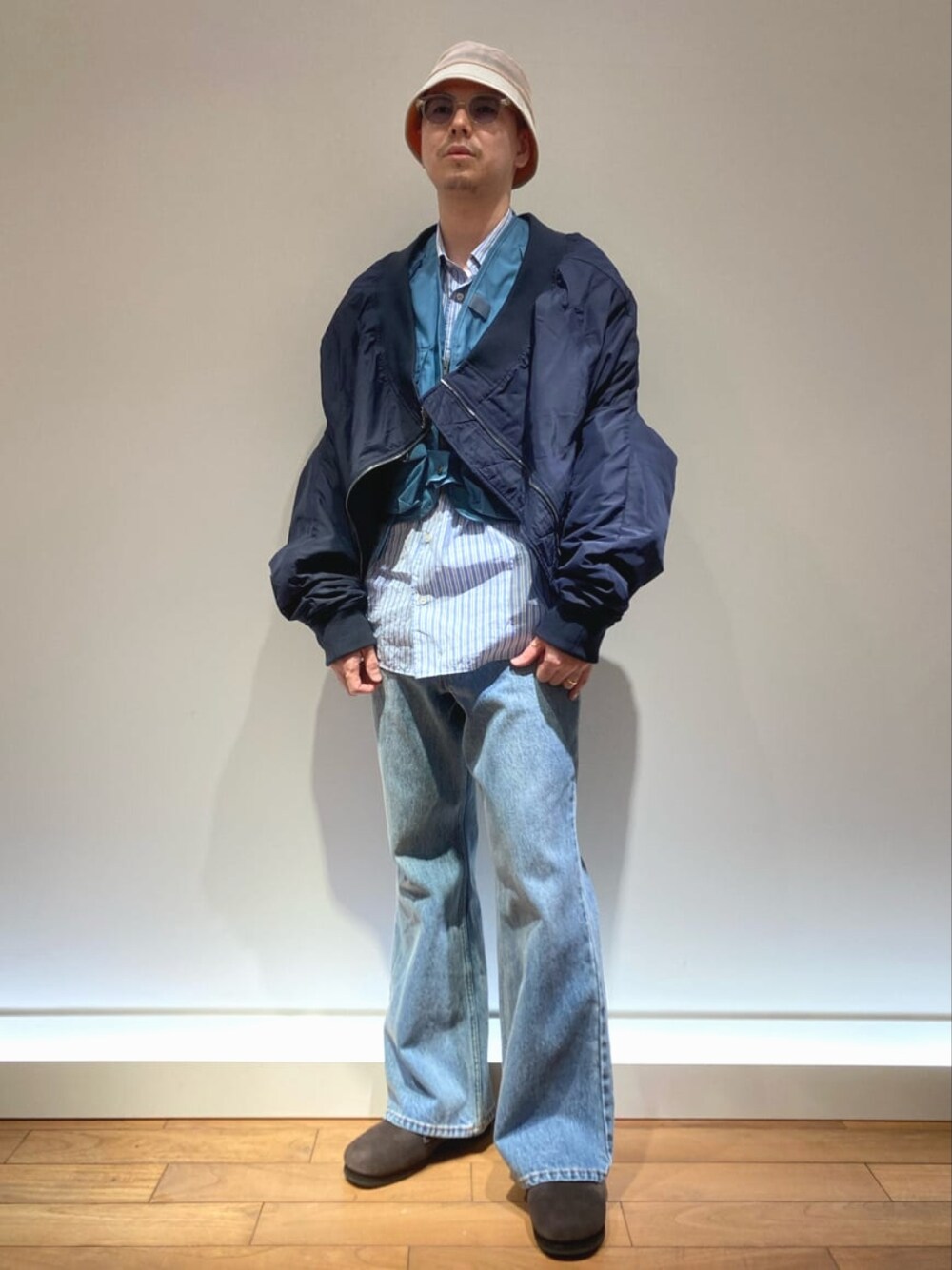 ブルー系のブルゾン、ブルー系のシャツ/ブラウス、ブルー系のデニムパンツを着用したメンズの秋コーディネートの1枚目の写真