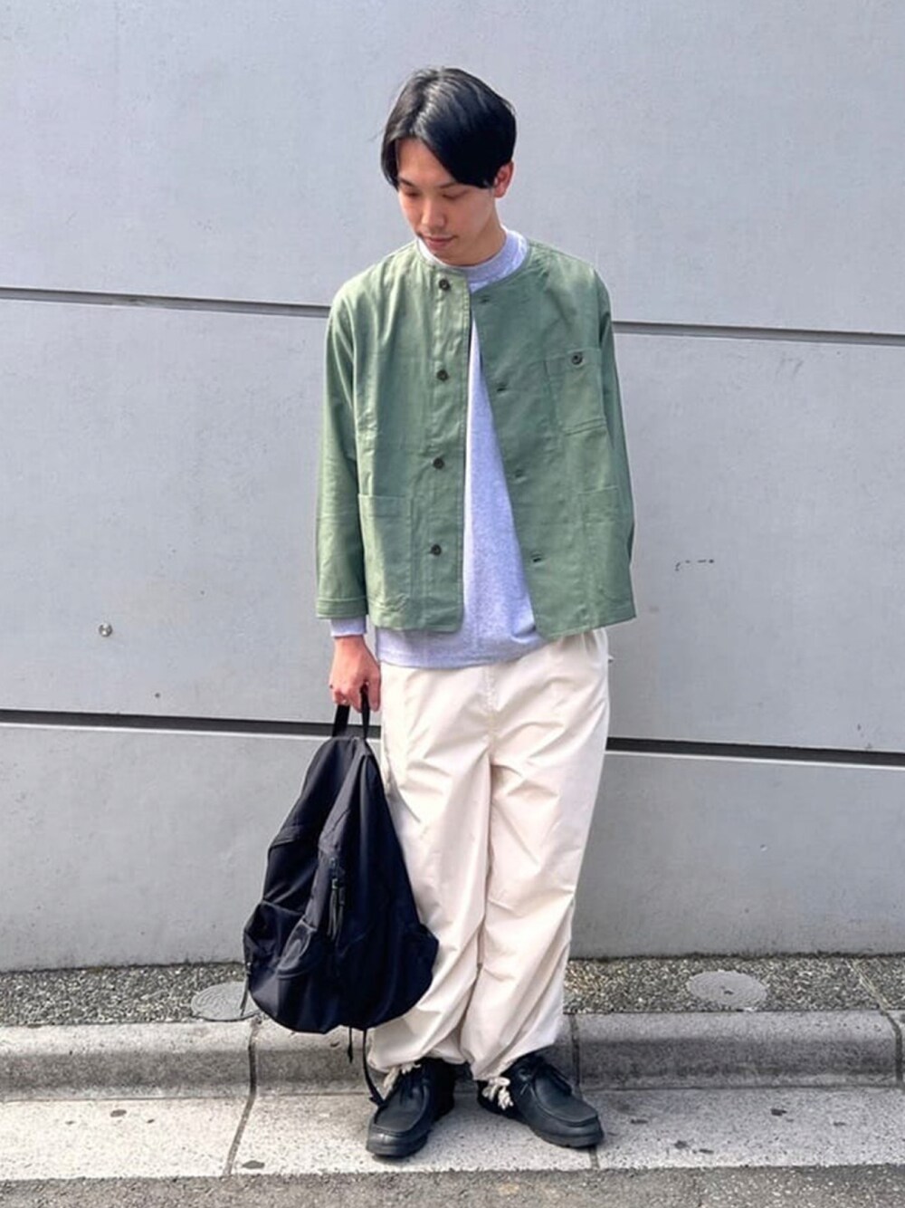 グリーン系のブルゾン、グリーン系のTシャツ/カットソーを着用したメンズの春コーディネートの1枚目の写真