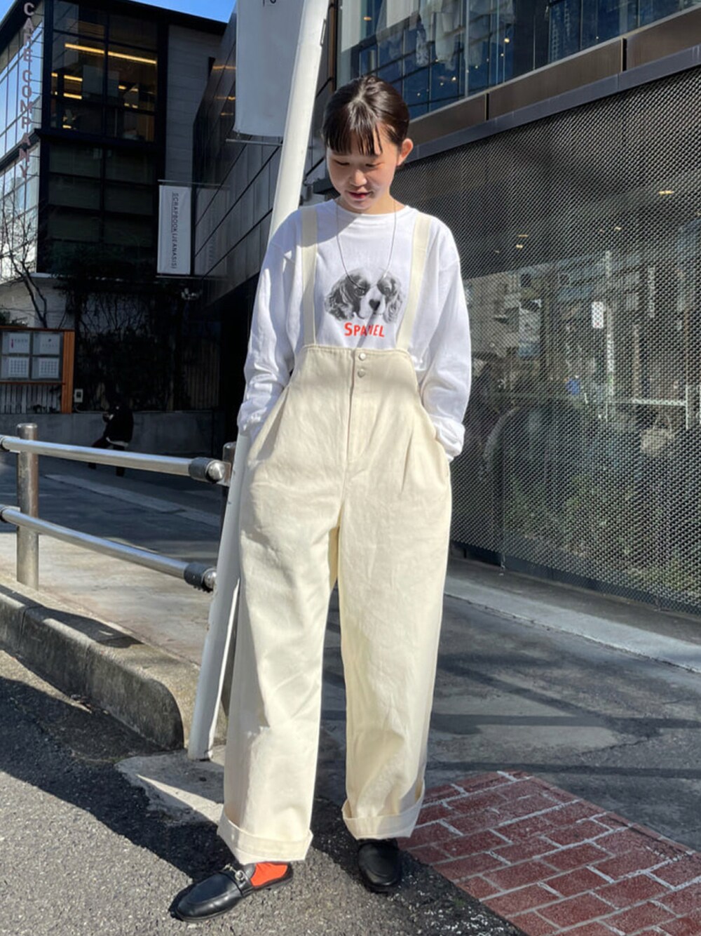 ホワイト系のTシャツ/カットソー、ホワイト系のサロペット/オーバーオールを着用したレディースの冬コーディネートの1枚目の写真
