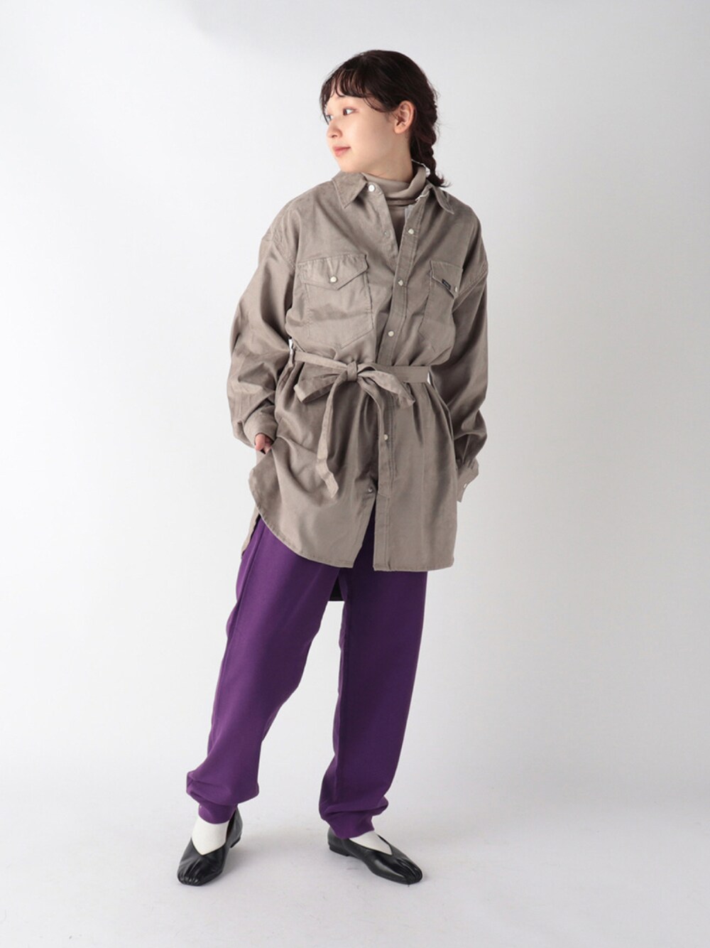 「スウェットパンツ、スウェット、ビッグシルエット、シャツ、休日スタイル、パープル、FREDY&GLOSTER、シャツスタイル、シャツコーデ、ゆるコーデ、フレディアンドグロスター、秋服準備はじめました、ラブアンドピース2021」｜「GLOSTERの【WEB限定】【GLOSTER/グロスター】スウェットパンツ スタンダードフィット（スウェットパンツ、パープル系）」を使った、GLOSTER stylingさん（レディース・160cm）の秋コーディネートの1枚目の写真