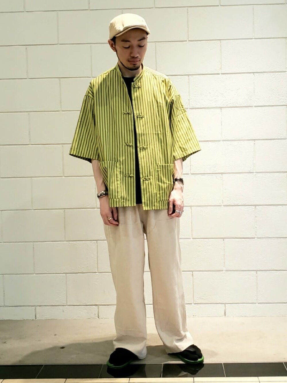 「フレディアンドグロスター、FREDY&GLOSTER、gloster、チャイナシャツ、ストライプ、シャツスタイル、シャツコーデ、レイヤードスタイル、夏コーデ、厚底シューズ、ホワイトパンツ、シンプルスタイル、オーバーサイズ、ハンチング」｜「GLOSTERの【GLOSTER/グロスター】チャイナシャツ ショートスリーブ ストライプ/無地（シャツ/ブラウス、グリーン系）」を使った、GLOSTER stylingさん（メンズ・176cm）の春コーディネートの1枚目の写真