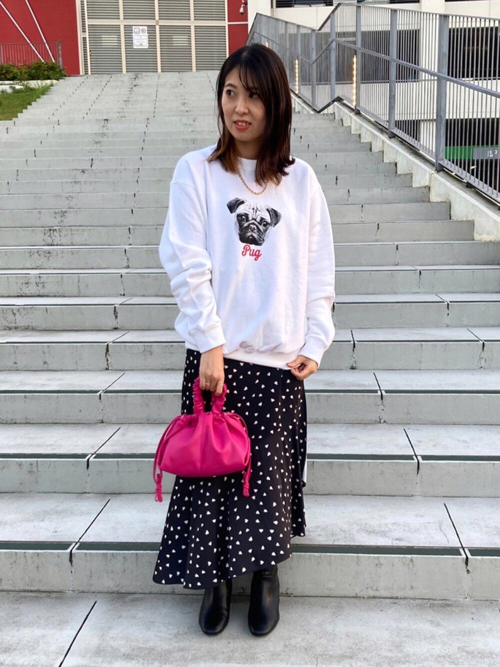 「フレディアンドグロスター、だから秋服が好き、FREDY&GLOSTER、gloster、スウェット、スカート、ビッグプルオーバー、秋のコーデ、秋コーデ、休日スタイル、wearhalloween2021、シンプルコーデ、オトナカジュアル」｜「GLOSTERの《犬猫シリーズ第3弾！》【GLOSTER/グロスター】DOG&CAT 犬猫プリント スウェット（スウェット、ホワイト系）」を使った、GLOSTER stylingさん（レディース・155cm）の秋コーディネートの1枚目の写真