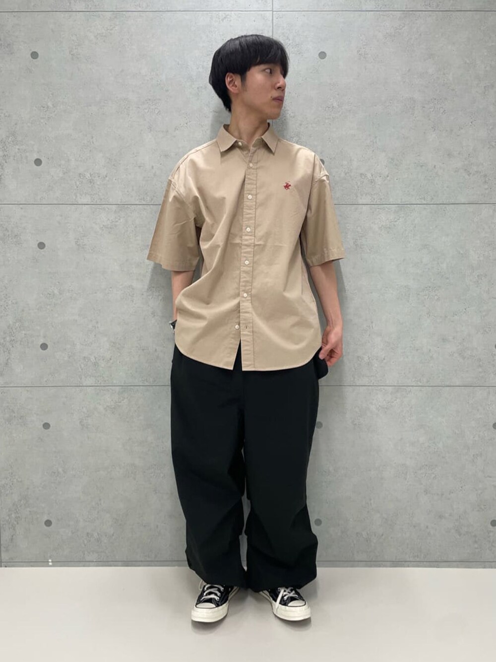 「フレディアンドグロスター、FREDY&GLOSTER、gloster、シャツスタイル、スノーパンツ、ワイドパンツ、春コーデ、夏コーデ、シャツコーデ、コンバース、シンプルコーデ」｜「BEVERLY HILLS POLO CLUBの【WEB限定】【BEVERLY HILLS POLO CLUB/ビバリーヒルズポロクラブ】レギュラーカラー半袖シャツ ワンポイント刺繍 ビッグシルエット（シャツ/ブラウス、ベージュ系）」を使った、GLOSTER stylingさん（メンズ・170cm）の春コーディネートの1枚目の写真