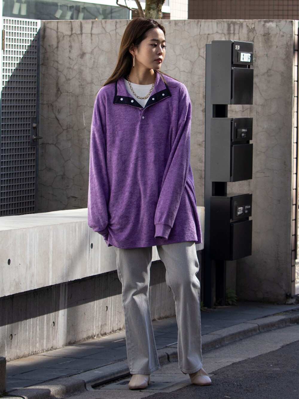 「フレディアンドグロスター、FREDY&GLOSTER、gloster、レイヤードスタイル、春コーデ、冬コーデ、パープル、カラーパレット、スナップT、スナップ」｜「GLOSTERの【GLOSTER/グロスター】スナップパイルスタンドカラー（Tシャツ/カットソー、パープル系）」を使った、GLOSTER stylingさん（レディース・160cm）の冬コーディネートの1枚目の写真