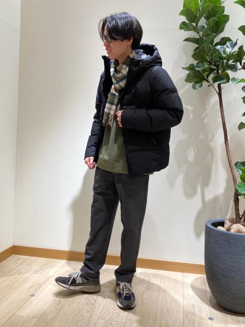 「シンプルコーデ、フレディアンドグロスター、FREDY&GLOSTER、gloster、休日スタイル、マフラーぐるぐる、チェック柄に恋してる、マイベストコーデ2021、ダウンジャケット、きれいめカジュアル、キレイめ、レイヤードスタイル」｜「GLOSTERの【GLOSTER/グロスター】QUARTER GAUGE COMBAT SWEATER エルボーパッチ プルオーバースウェット（スウェット、グリーン系）」を使った、GLOSTER stylingさん（メンズ・168cm）の冬コーディネートの1枚目の写真