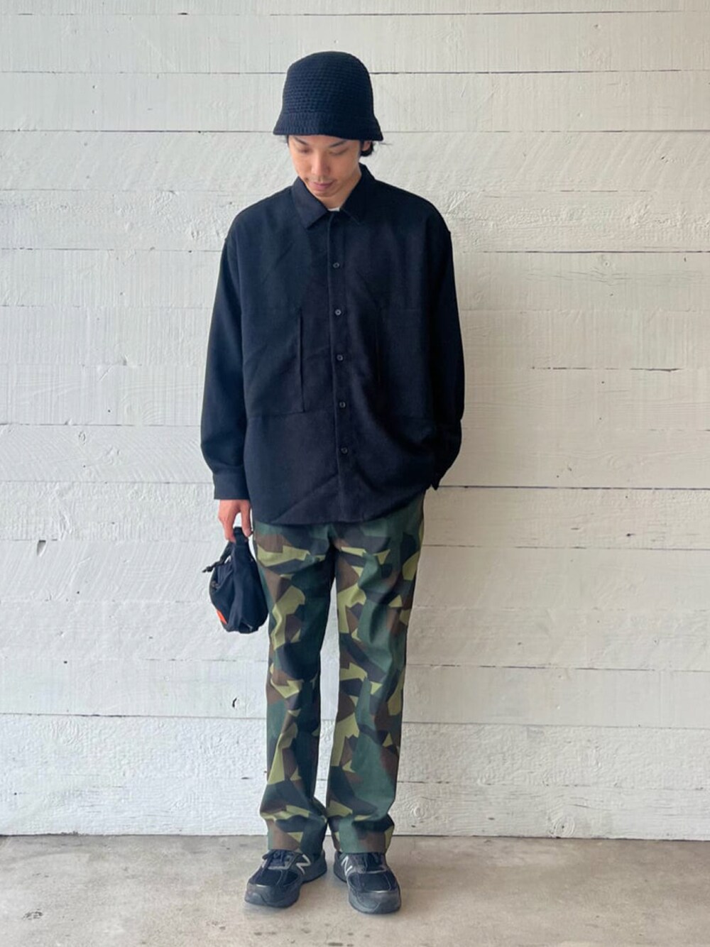 ブラック系のシャツ/ブラウス、グリーン系のその他パンツ、ブラック系のショルダーバッグを着用したメンズの秋コーディネートの1枚目の写真