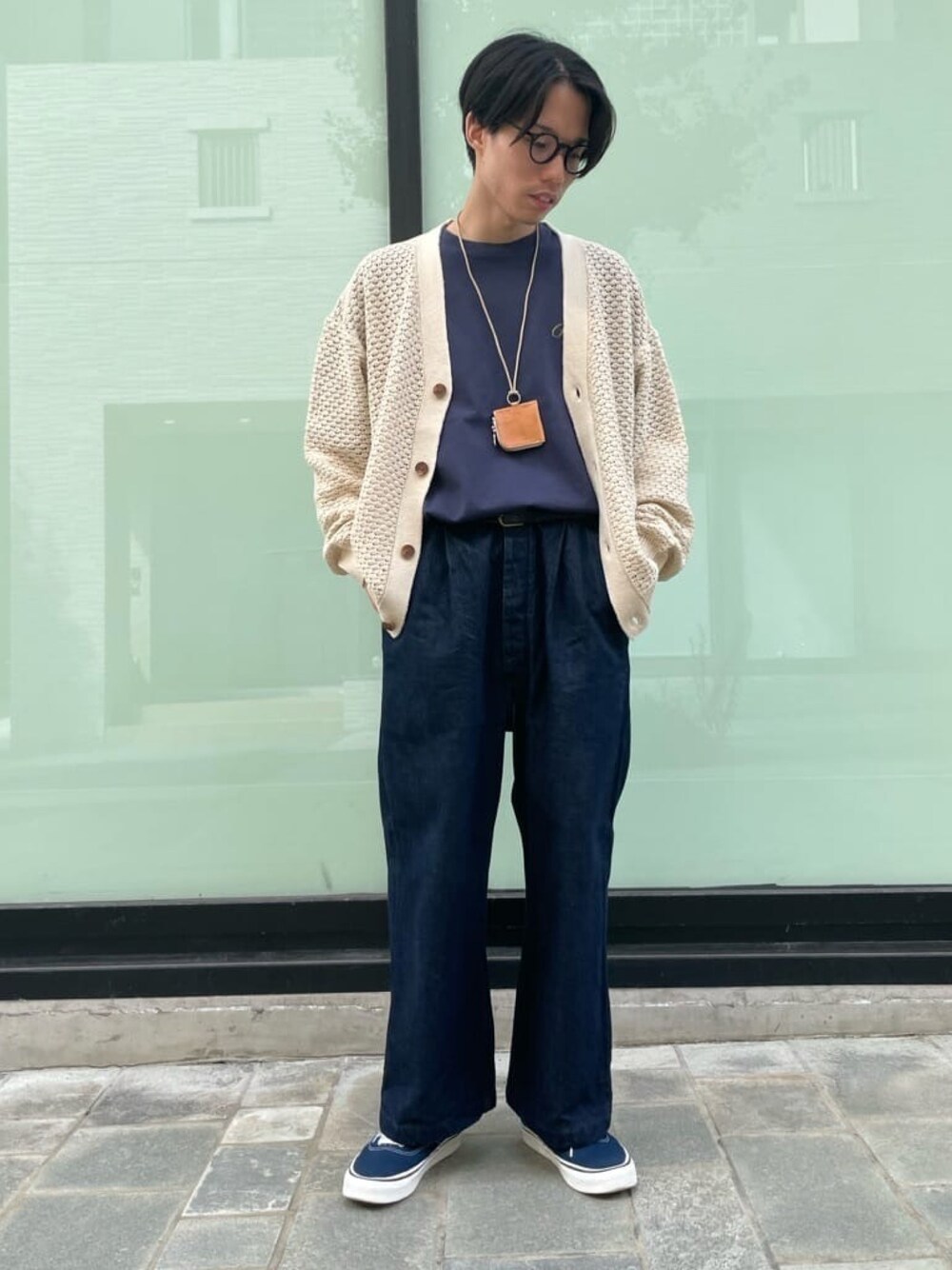 ホワイト系のカーディガン/ボレロ、ブルー系のTシャツ/カットソー、イエロー系のネックレスを着用したメンズの夏コーディネートの1枚目の写真