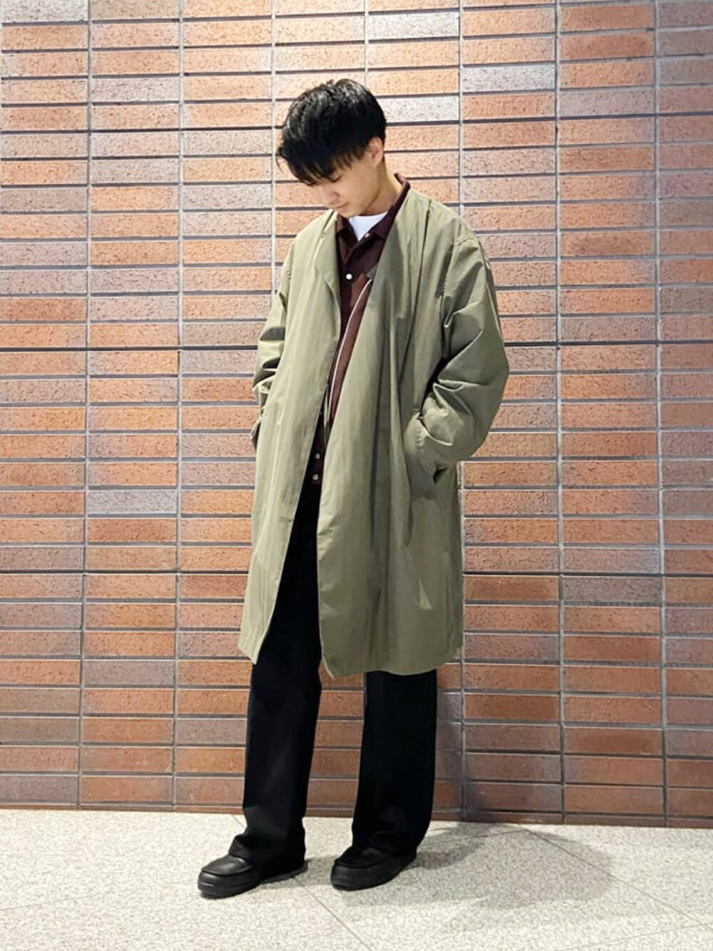 「だから秋服が好き、フレディアンドグロスター、FREDY&GLOSTER、gloster、コート、秋コーデ、フレアパンツ、レイヤードスタイル、wearhalloween2021、休日スタイル、おしゃれさんと繋がりたい、お洒落さんとつながりたい、秋冬コーデ」｜「GLOSTERの【GLOSTER/グロスター】ノーカラーベルテッドガウン ガウンコート（ノーカラーコート、グリーン系）」を使った、GLOSTER stylingさん（メンズ・171cm）の秋コーディネートの1枚目の写真