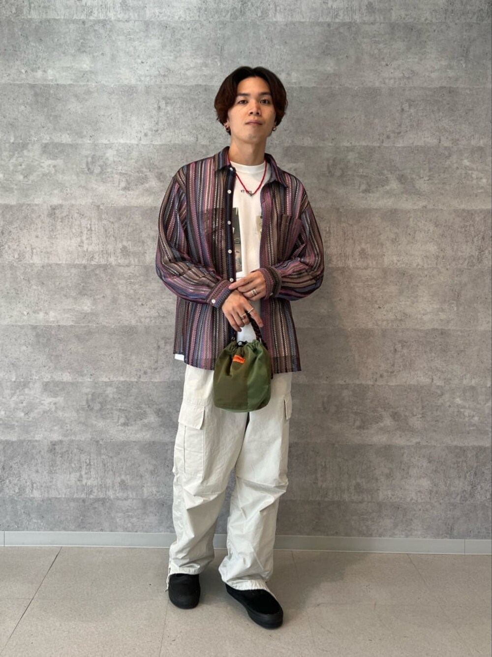 パープル系のシャツ/ブラウス、ホワイト系のTシャツ/カットソー、ホワイト系のカーゴパンツを着用したメンズの秋コーディネートの1枚目の写真