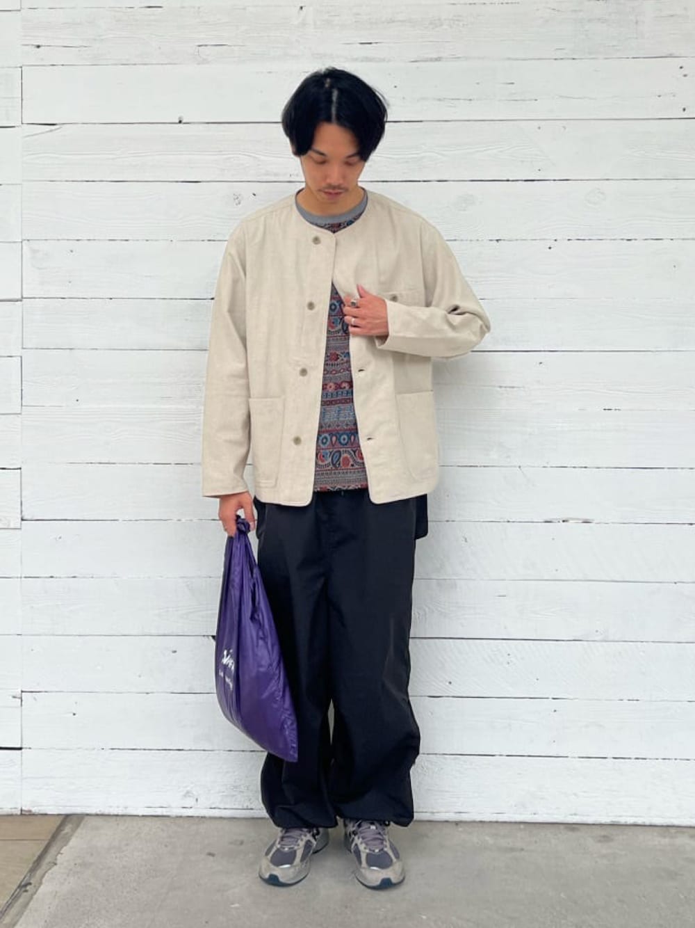ホワイト系のブルゾン、ブラック系のTシャツ/カットソー、パープル系のエコバッグ/サブバッグを着用したメンズの春コーディネートの1枚目の写真