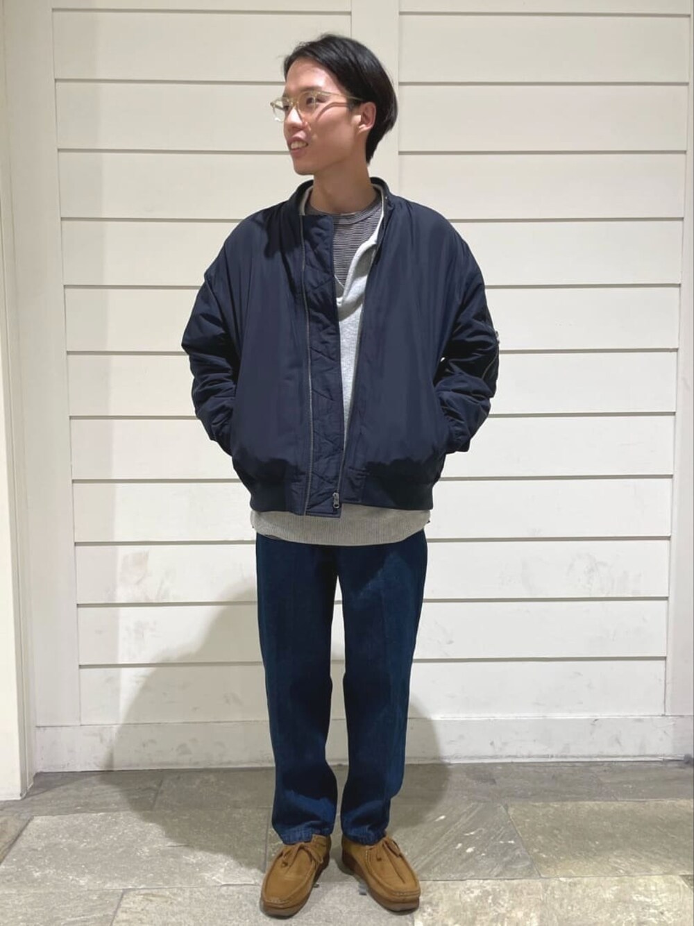 ブルー系のブルゾン、ホワイト系のニット/セーター、ブルー系のその他パンツを着用したメンズの秋コーディネートの1枚目の写真