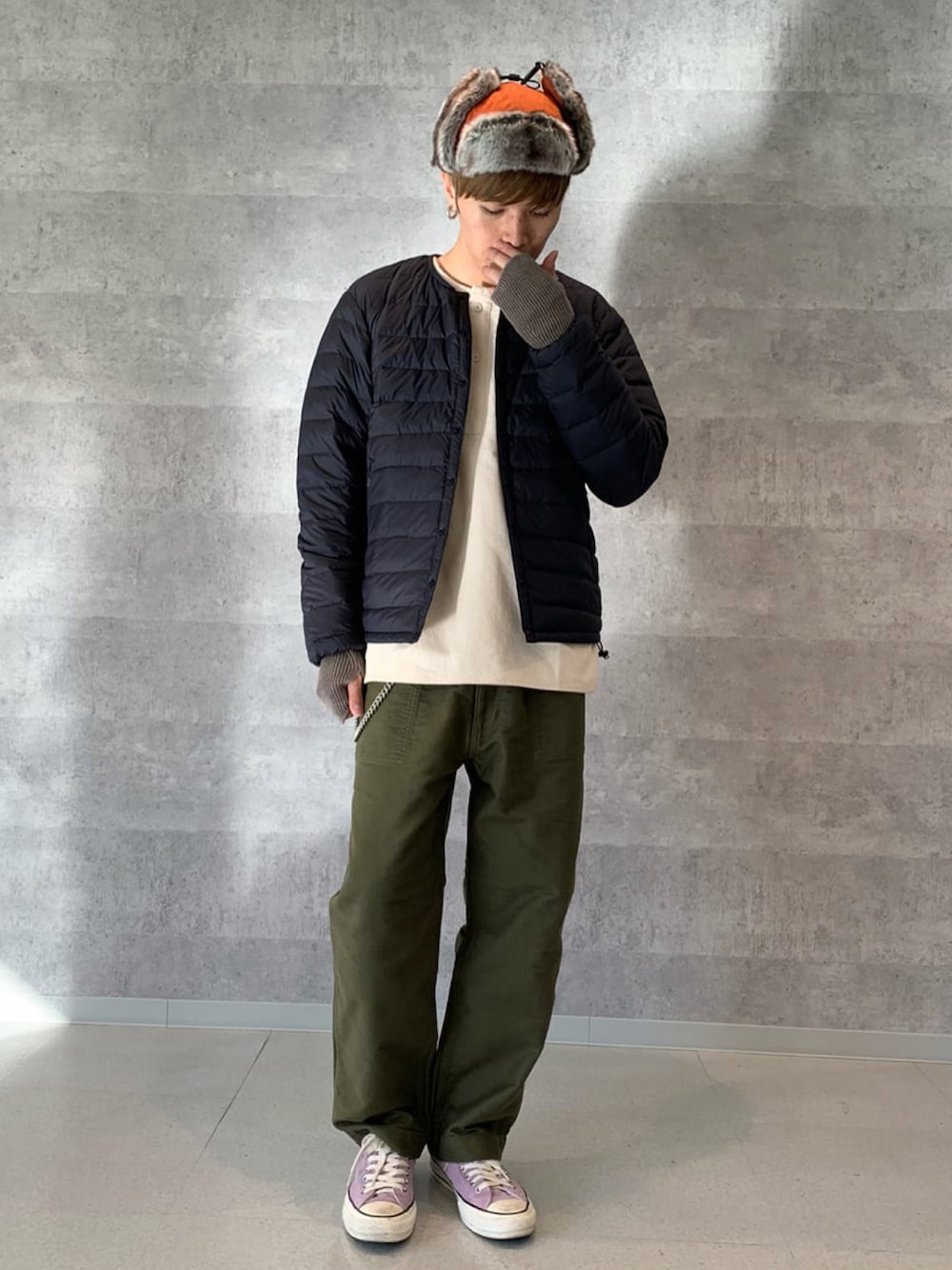 ブルー系のダウンジャケット/コート、ホワイト系のTシャツ/カットソー、グリーン系のその他パンツを着用したメンズの秋コーディネートの1枚目の写真
