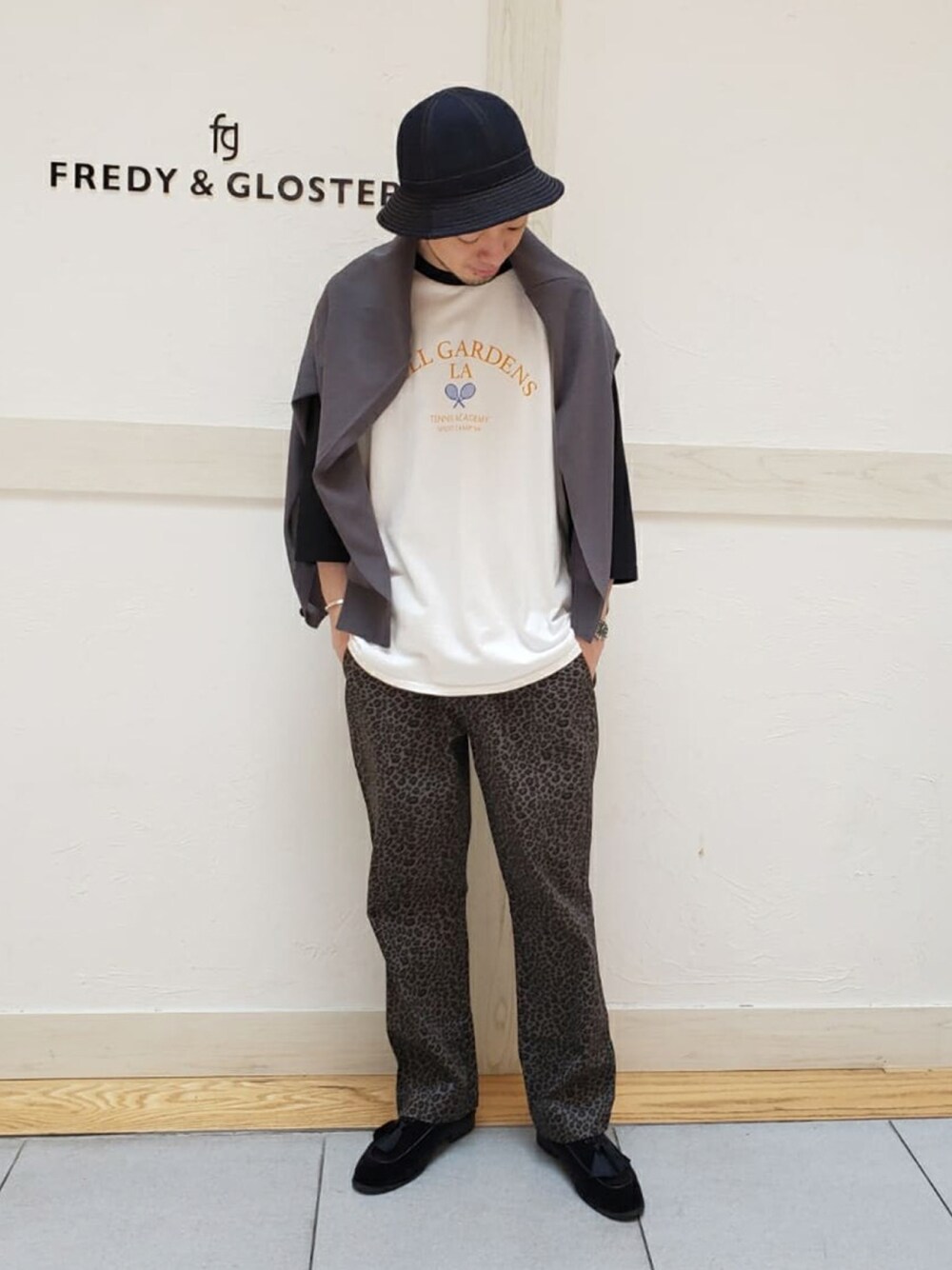 ブラック系のTシャツ/カットソー、グレー系のカーディガン/ボレロ、ブラック系のその他パンツを着用したメンズの春コーディネートの1枚目の写真