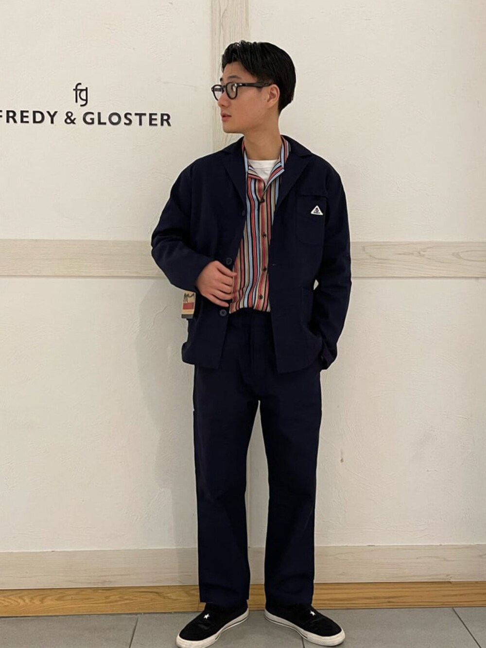 「フレディアンドグロスター、FREDY&GLOSTER、gloster、セットアップ、セットアップスタイル、タックイン、春コーデ、レイヤードスタイル、メガネ男子、カラーパンツ、シャツスタイル、シンプルコーデ」｜「GLOSTERの【GLOSTER/グロスター】Longchamp ヴィンテージプリント オープンカラーシャツ（シャツ/ブラウス、ベージュ系）」を使った、GLOSTER stylingさん（メンズ・173cm）の冬コーディネートの1枚目の写真