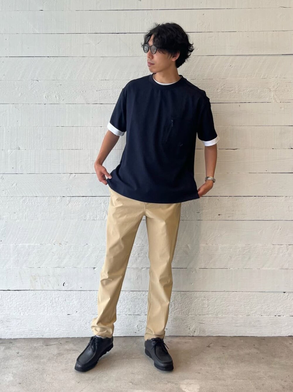 ブルー系のTシャツ/カットソー、ベージュ系のその他パンツ、ブラック系のサングラスを着用したメンズの夏コーディネートの1枚目の写真