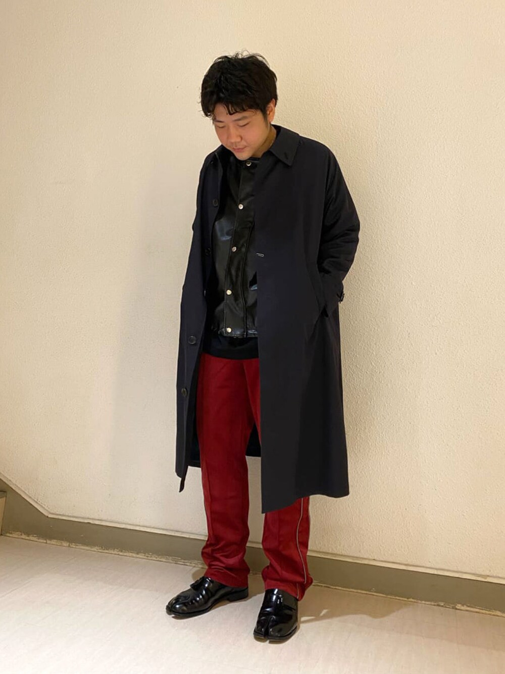 「だから秋服が好き、フレディアンドグロスター、FREDY&GLOSTER、gloster、ステンカラーコート、秋コーデ、レイヤードスタイル、トラックパンツ、休日スタイル、wearhalloween2021、カラーパンツ、シンプルスタイル、フェイクレザー、ボンバージャケット、おしゃれさんと繋がりたい」｜「FREDY MACの【FREDYMAC/フレディマック】ユニセックス ステンカラーコート（ステンカラーコート、ブルー系）」を使った、GLOSTER stylingさん（メンズ・179cm）の秋コーディネートの1枚目の写真