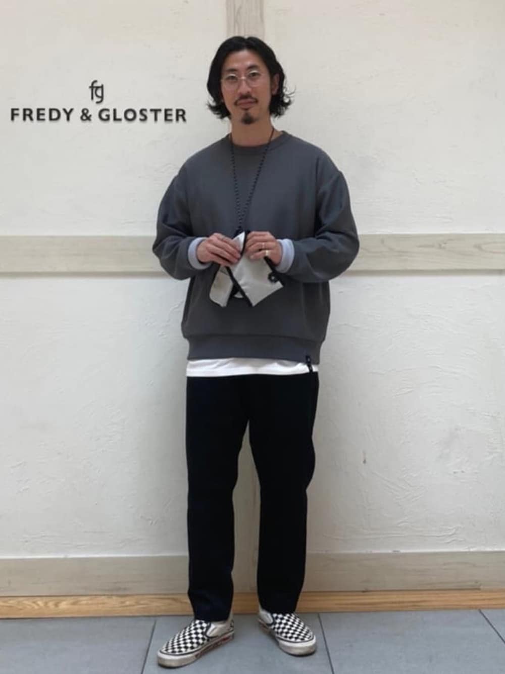 「はじめましてコーデ、フレディアンドグロスター、FREDY&GLOSTER、gloster、きれいめカジュアル、モノトーン、モノトーンコーデ、レイヤードスタイル、モード、ロンT、ミニバッグ、ディッキーズ(Dickies)、チノパン」｜「GLOSTERの《ニット＋カットソーの2点SET》レイヤードプルオーバーニット【WEB限定カラーあり】（ニット/セーター、グレー系）」を使った、GLOSTER stylingさん（メンズ・175cm）の春コーディネートの1枚目の写真