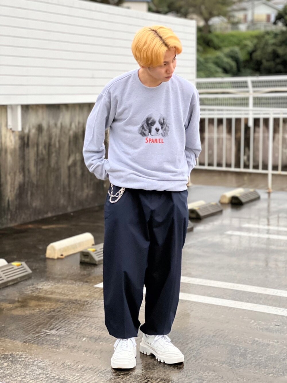 グレー系のスウェットを着用したメンズの秋コーディネートの1枚目の写真