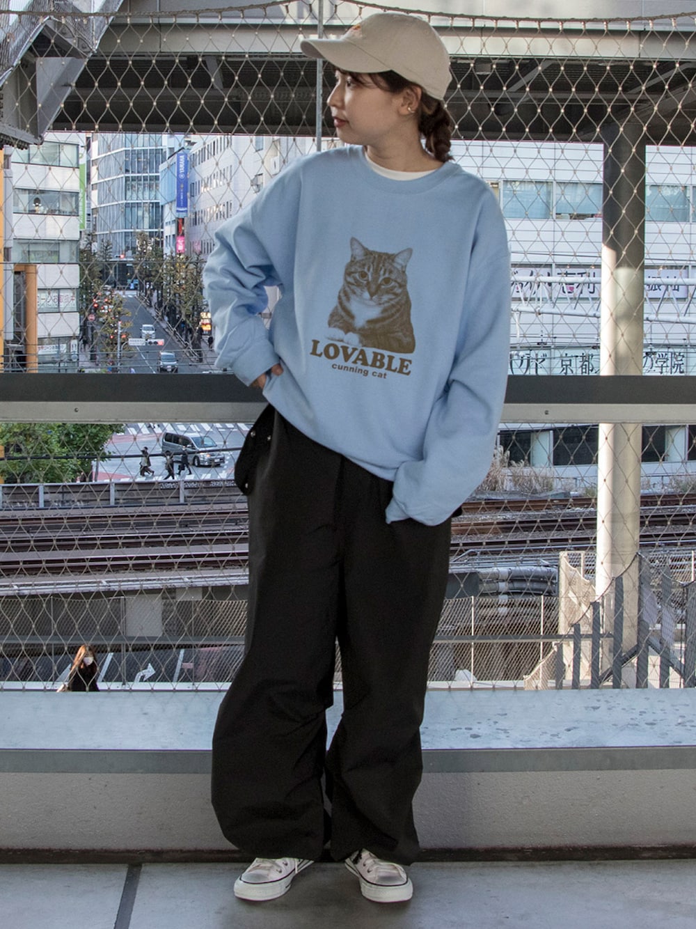 「フレディアンドグロスター、FREDY&GLOSTER、gloster、冬コーデ、春コーデ、キャップ、スウェット、スノーパンツ、ユニセックス、ワイドパンツ、メンズライク、ゆるコーデ、カジュアルコーデ、アニマル、プリント」｜「KELTYの【KELTY/ケルティ】LOGO CAP ロゴキャップ（キャップ、ベージュ系）」を使った、GLOSTER stylingさん（レディース・160cm）の冬コーディネートの1枚目の写真