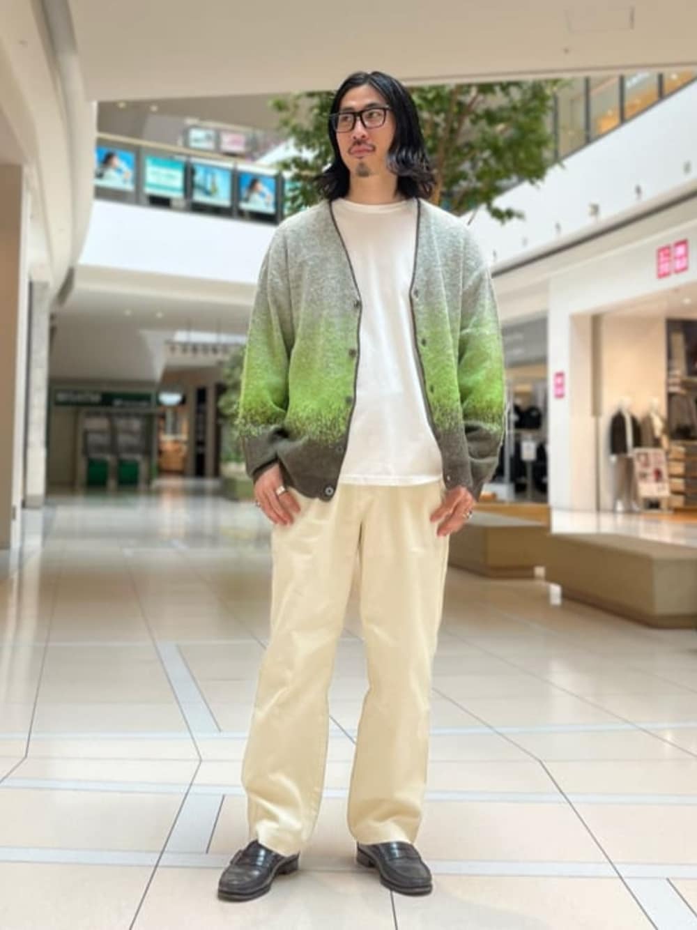 グリーン系のカーディガン/ボレロ、ホワイト系のTシャツ/カットソー、ホワイト系のその他パンツを着用したメンズの秋コーディネートの1枚目の写真