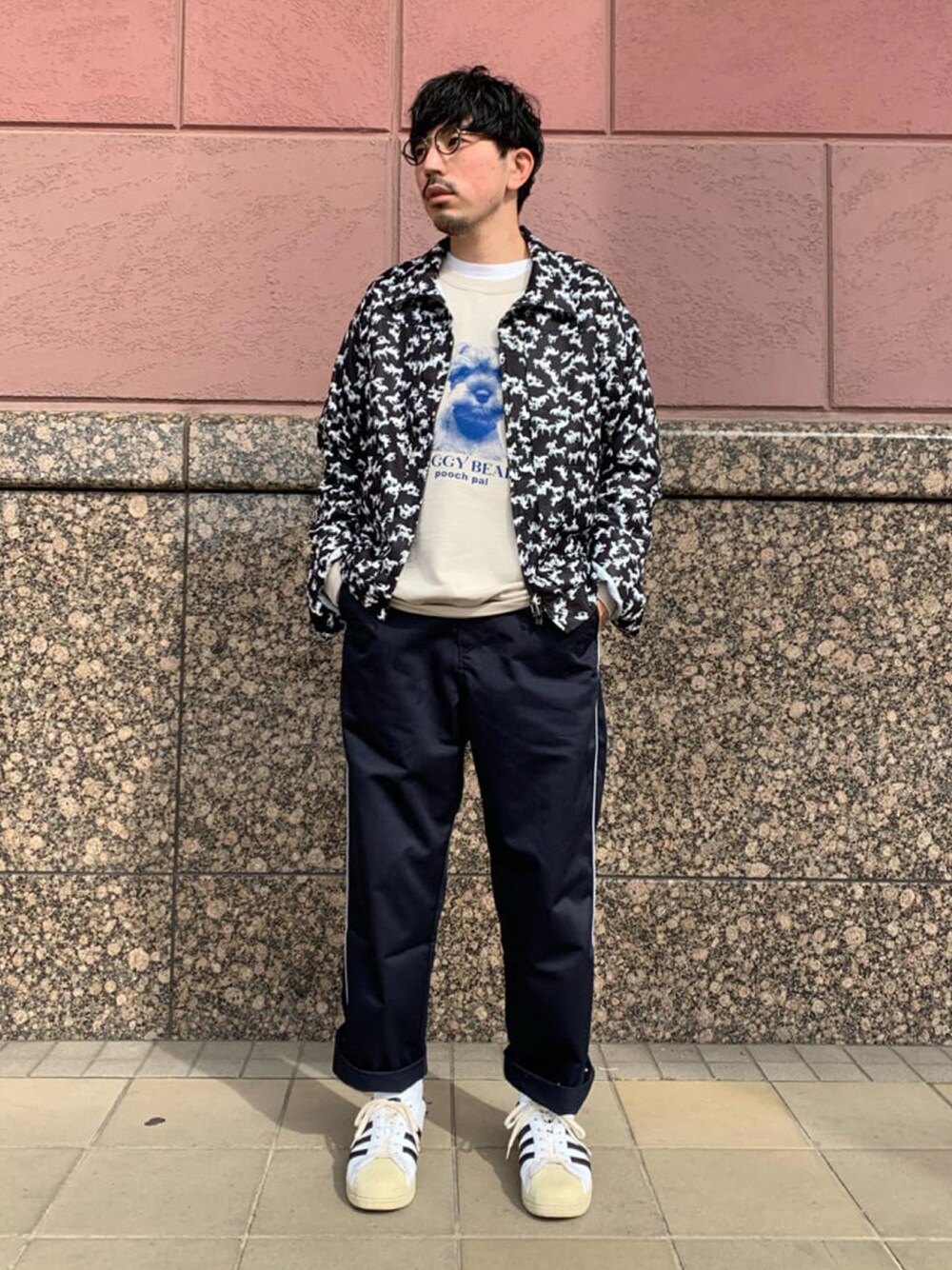 ブラック系のブルゾン、ベージュ系のスウェット、ブルー系のチノパンツを着用したメンズの冬コーディネートの1枚目の写真