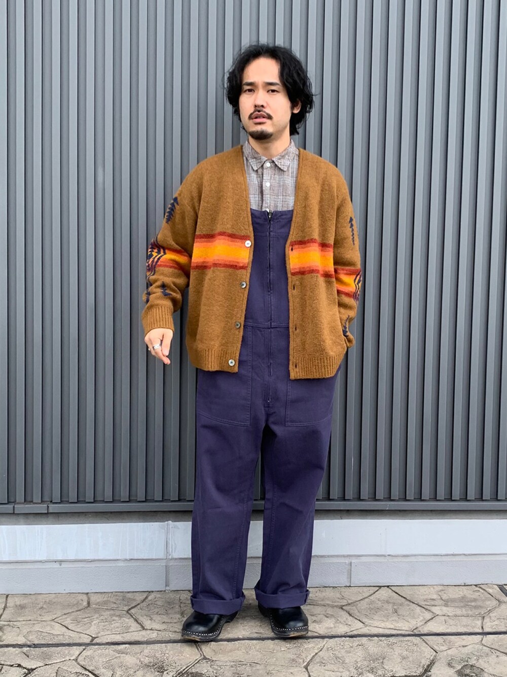 「フレディアンドグロスター、FREDY&GLOSTER、gloster、モヘアニット、モヘアカーディガン、モヘア、カーディガン、秋服準備はじめました、秋コーデ、ペンドルトン、オーバーオール、レイヤードスタイル、休日スタイル、バックプリント、シャツスタイル」｜「PENDLETONの【PENDLETON/ペンドルトン】 別注モヘヤカーディガン（カーディガン/ボレロ、ブラウン系）」を使った、GLOSTER stylingさん（メンズ・165cm）の秋コーディネートの1枚目の写真