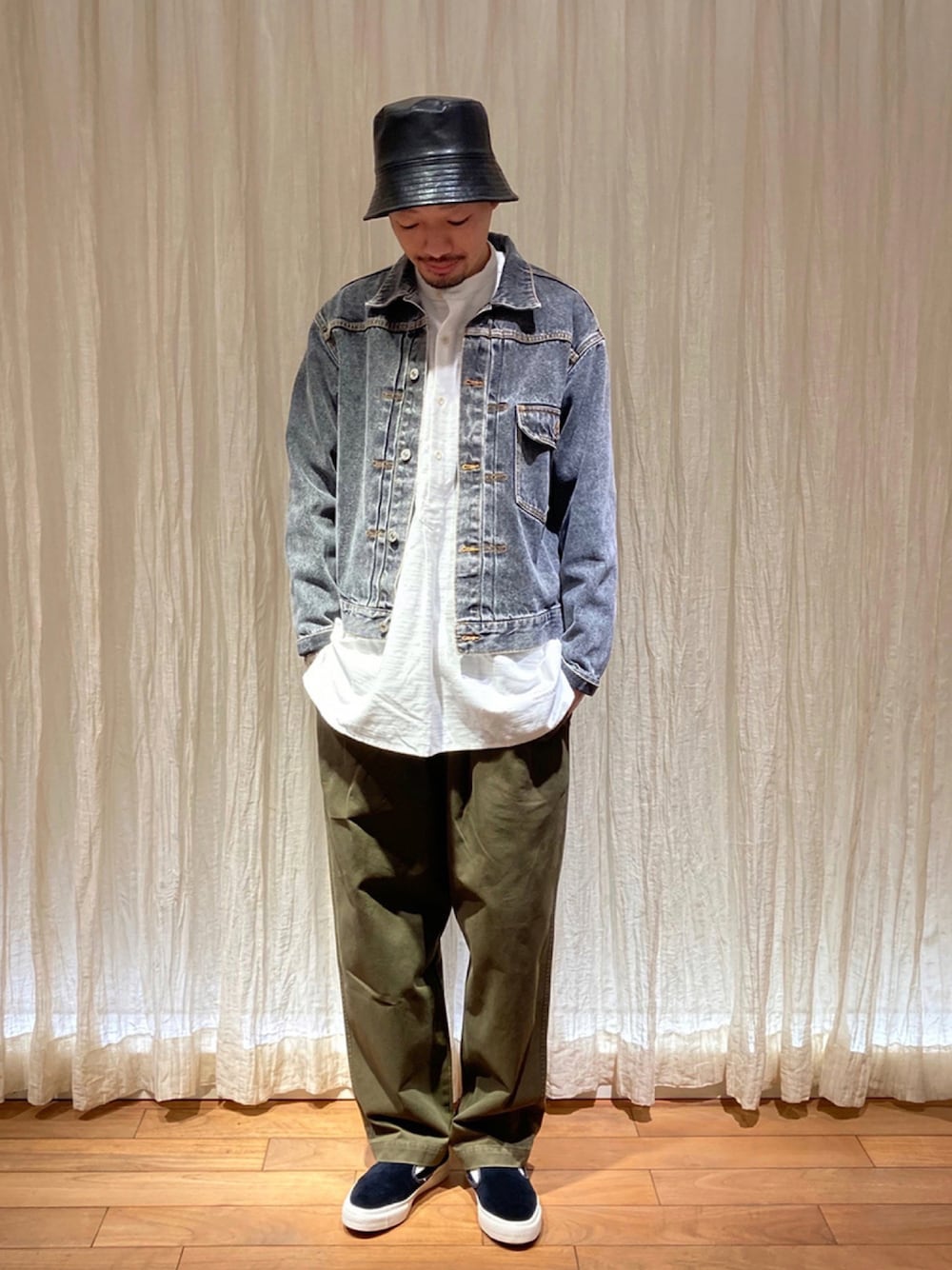 「チノパン、デニムジャケット、レイヤードスタイル、休日スタイル、FREDY&GLOSTER、シャツスタイル、フェイクレザー、バケットハット、ダメージ加工、ゆるコーデ、gloster、バケハ、フレディアンドグロスター、秋服準備はじめました、秋トレンド2021」｜「GLOSTERの【GLOSTER/グロスター】1st type デニムトラッカージャケット Gジャン（デニムジャケット、ブラック系）」を使った、GLOSTER stylingさん（メンズ・176cm）の秋コーディネートの1枚目の写真