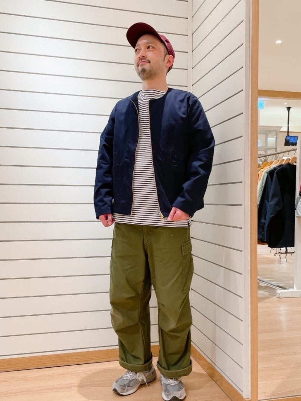 ホワイト系のTシャツ/カットソー、ブルー系のブルゾンを着用したメンズの春コーディネートの1枚目の写真