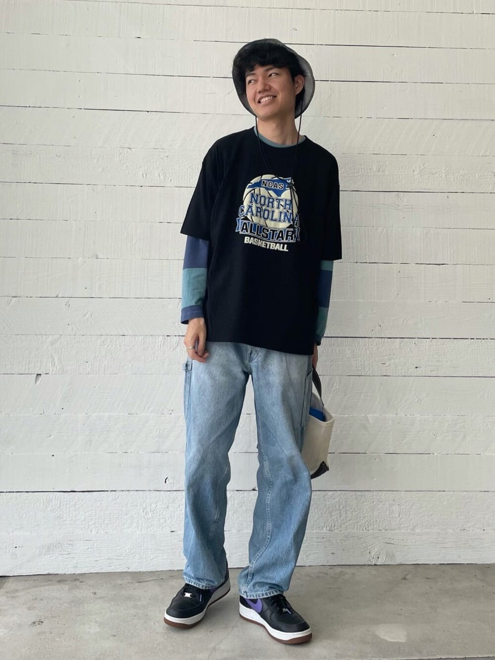「フレディアンドグロスター、FREDY&GLOSTER、gloster、レイヤードスタイル、休日スタイル、古着MIX、トートバッグ、ロンT、Tシャツ、春夏コーデ、夏コーデ、バケットハット」｜「GLOSTERの【GLOSTER/グロスター】立体プリント バスケットボールモチーフ ビッグシルエットTシャツ（Tシャツ/カットソー、ブラック系）」を使った、GLOSTER stylingさん（メンズ・182cm）の春コーディネートの1枚目の写真
