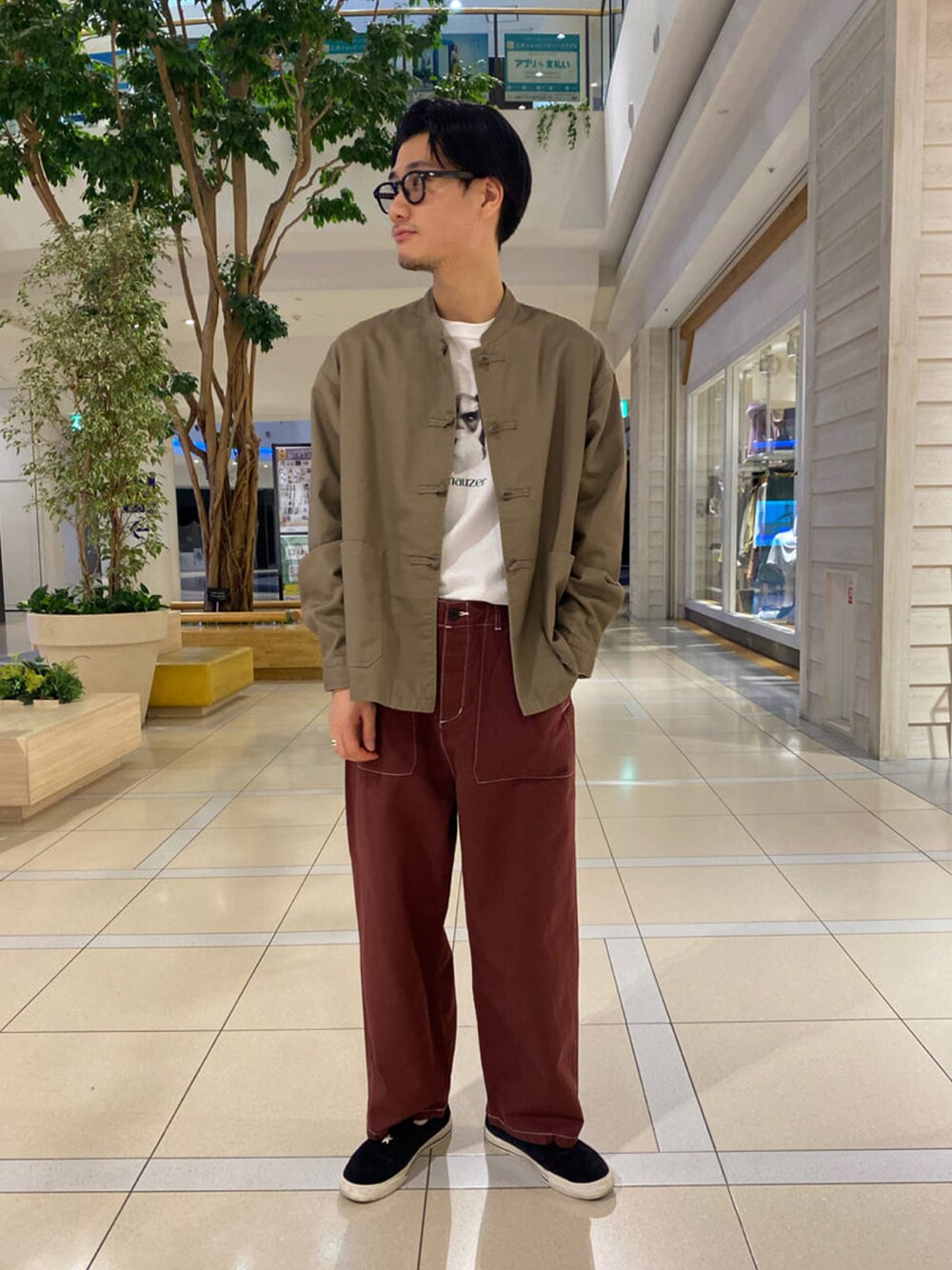 ベージュ系のブルゾン、ホワイト系のTシャツ/カットソー、レッド系のその他パンツを着用したメンズの秋コーディネートの1枚目の写真