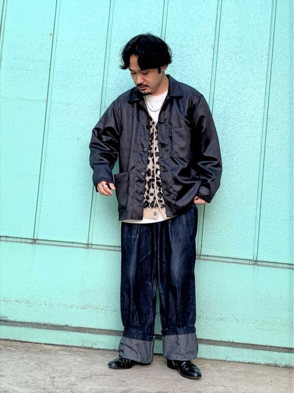 ブラック系のブルゾン、ベージュ系のカーディガン/ボレロを着用したメンズの秋コーディネートの1枚目の写真