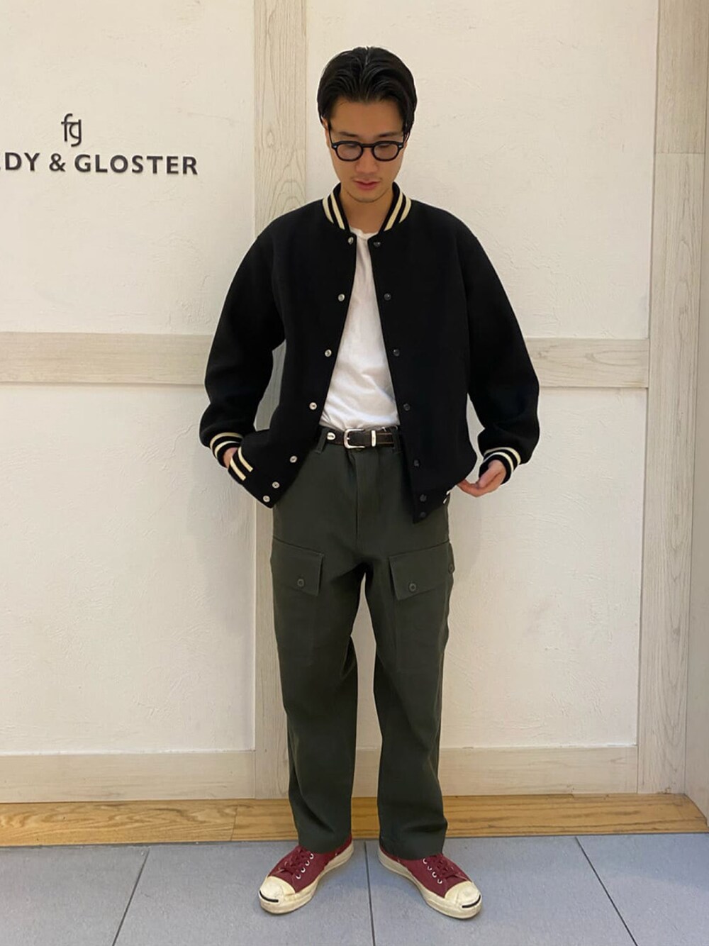 「だから秋服が好き、カーゴパンツ、カーキ、フレディアンドグロスター、FREDY&GLOSTER、gloster、スタジャン、タックイン、秋コーデ、レイヤードスタイル、休日スタイル、おしゃれさんと繋がりたい、ロンT、お洒落さんとつながりたい」｜「SKOOKUMの【SKOOKUM/スクーカム】GLOSTER別注 AWARD JACKET アワードジャケット（スタジャン、ブラック系）」を使った、GLOSTER stylingさん（メンズ・173cm）の秋コーディネートの1枚目の写真