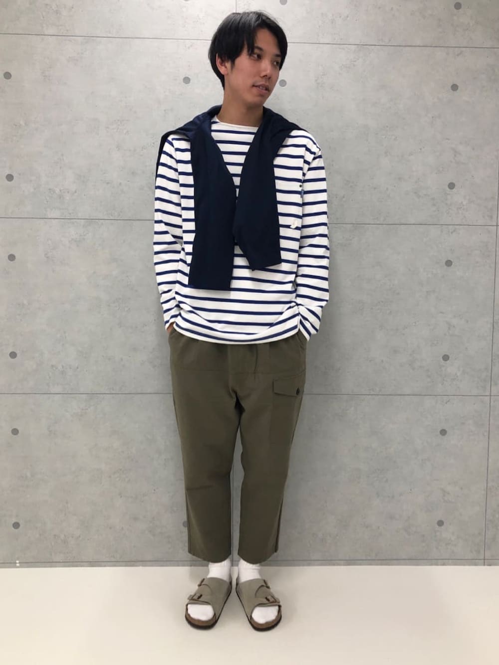 ホワイト系のTシャツ/カットソー、グリーン系のカーゴパンツ、ブルー系のブルゾンを着用したメンズの春コーディネートの1枚目の写真