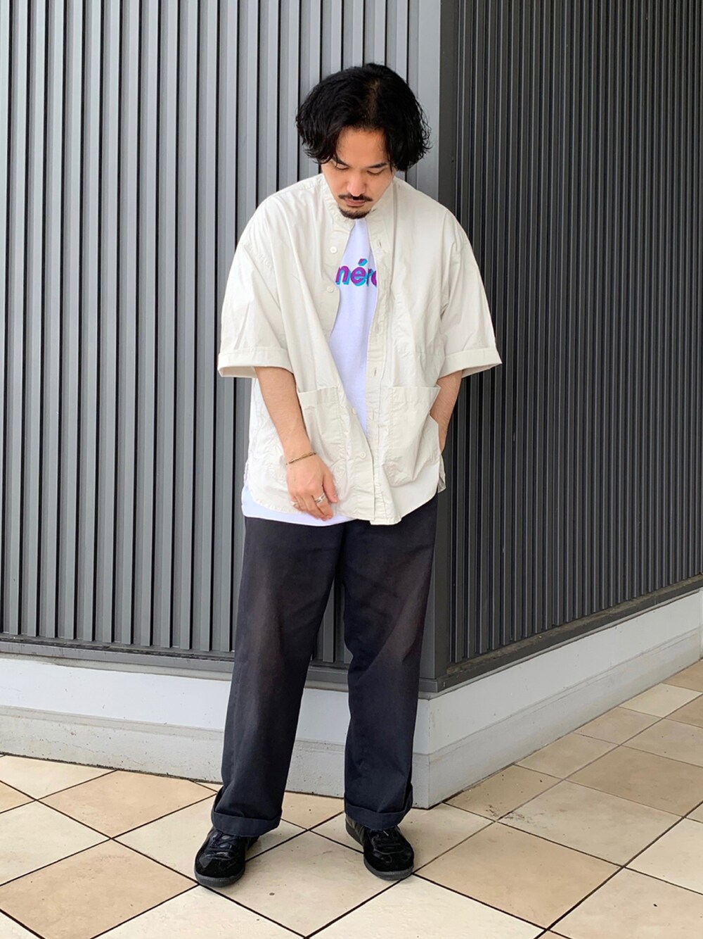 ホワイト系のシャツ/ブラウス、ホワイト系のTシャツ/カットソーを着用したメンズの夏コーディネートの1枚目の写真