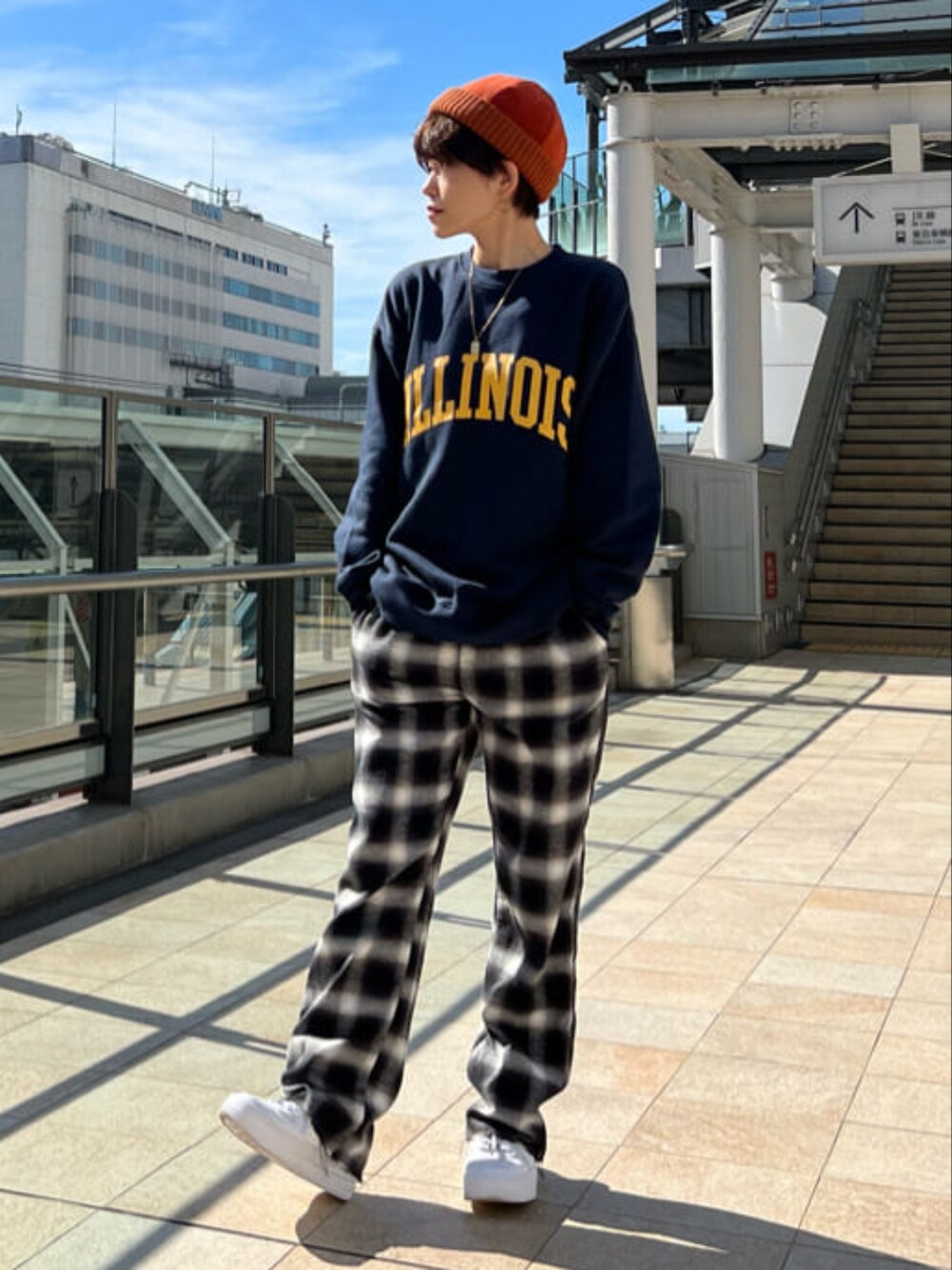 ブルー系のスウェット、ブラック系のその他パンツ、オレンジ系のニットキャップ/ビーニーを着用したメンズの秋コーディネートの1枚目の写真