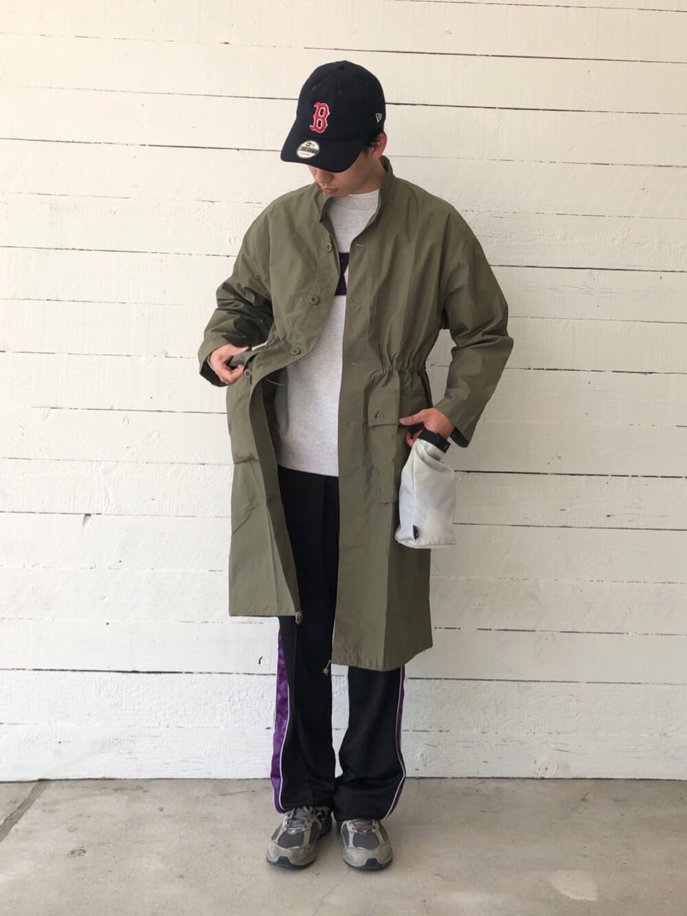 グリーン系のその他アウター、ブラック系のその他パンツ、グレー系のショルダーバッグを着用したメンズの春コーディネートの1枚目の写真