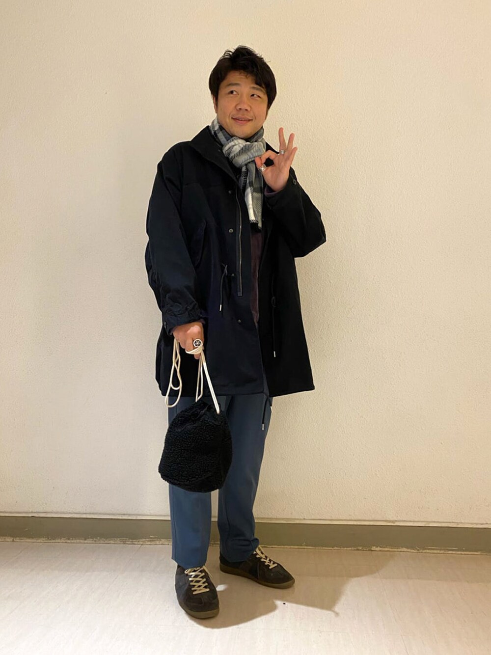 ブラック系のモッズコート、パープル系のシャツ/ブラウス、グレー系のその他パンツを着用したメンズの秋コーディネートの1枚目の写真
