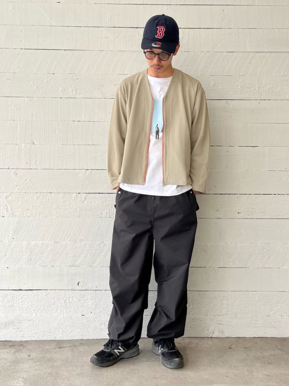 ベージュ系のカーディガン/ボレロ、ホワイト系のTシャツ/カットソー、ブラック系のサングラスを着用したメンズの春コーディネートの1枚目の写真