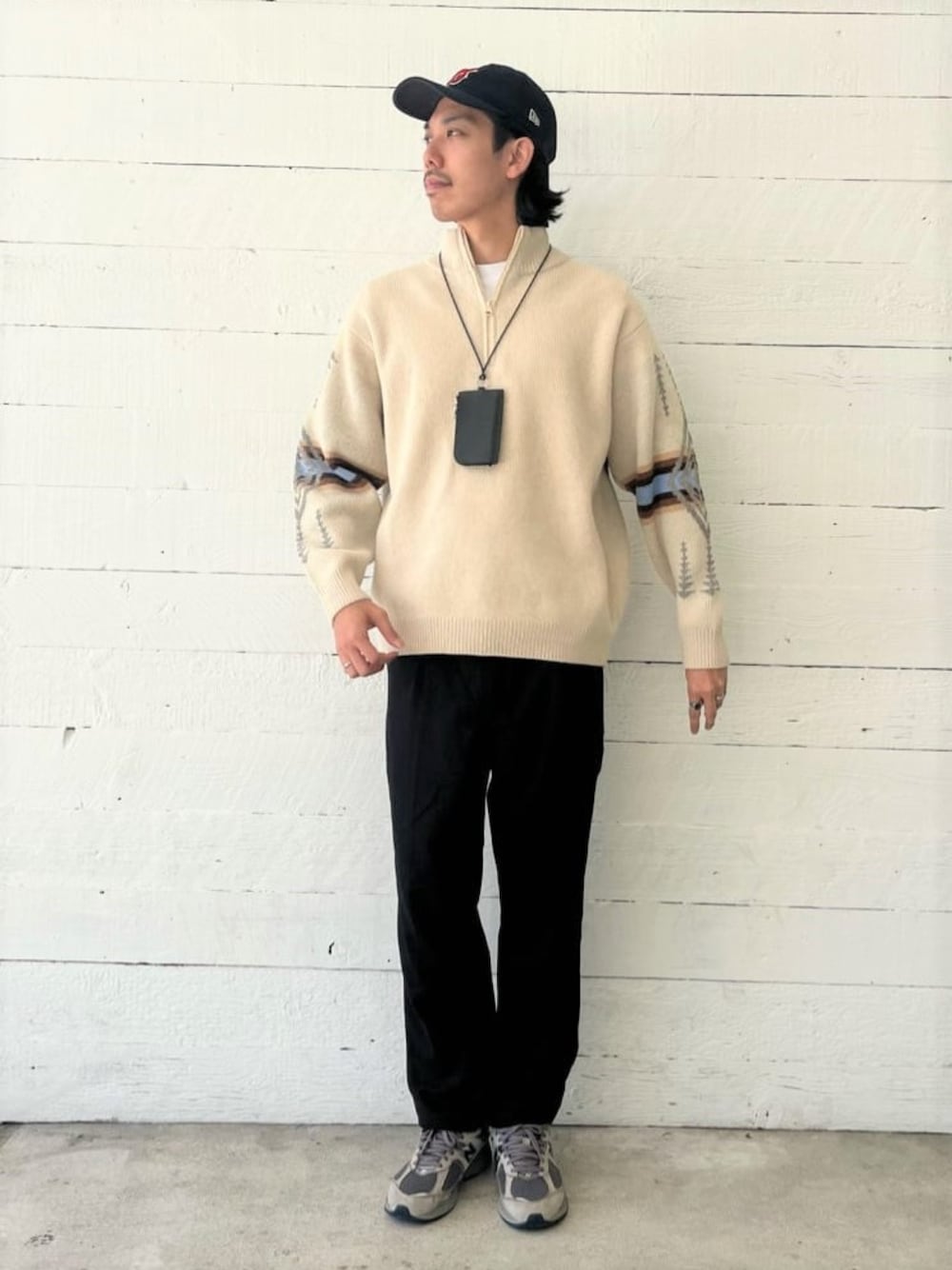 ホワイト系のニット/セーター、ホワイト系のTシャツ/カットソー、ブラック系のその他パンツを着用したメンズの秋コーディネートの1枚目の写真