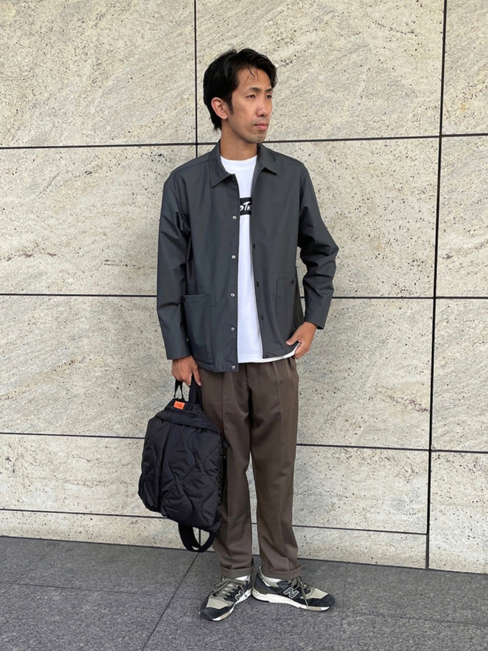 「ブルゾン、スラックス、レイヤードスタイル、ロンT、休日スタイル、FREDY&GLOSTER、タックパンツ、きれいめカジュアル、ボンバージャケット、gloster、秋コーデ、フレディアンドグロスター、ユニバーサルオーバーオール」｜「GLOSTERの【GLOSTER/グロスター】《防風・撥水・透湿》ブリザテック コーチジャケット（ブルゾン、グレー系）」を使った、GLOSTER stylingさん（メンズ・186cm）の秋コーディネートの1枚目の写真