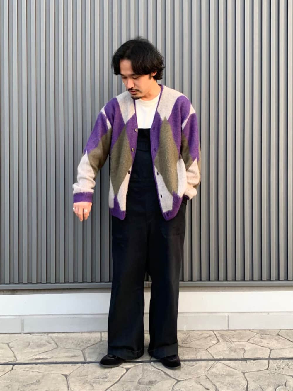 「フレディアンドグロスター、FREDY&GLOSTER、gloster、モヘアニット、モヘアカーディガン、チェック柄に恋してる、オーバーオール、レイヤードスタイル、休日スタイル、シンプルコーデ、冬コーデ、カーディガン、アーガイル柄」｜「GLOSTERの【予約分完売につき、リピート決定＆新色追加！】【GLOSTER/グロスター】モヘヤミックスカーディガン レオパード/フラッグチェック/アーガイル（カーディガン/ボレロ、パープル系）」を使った、GLOSTER stylingさん（メンズ・165cm）の秋コーディネートの1枚目の写真