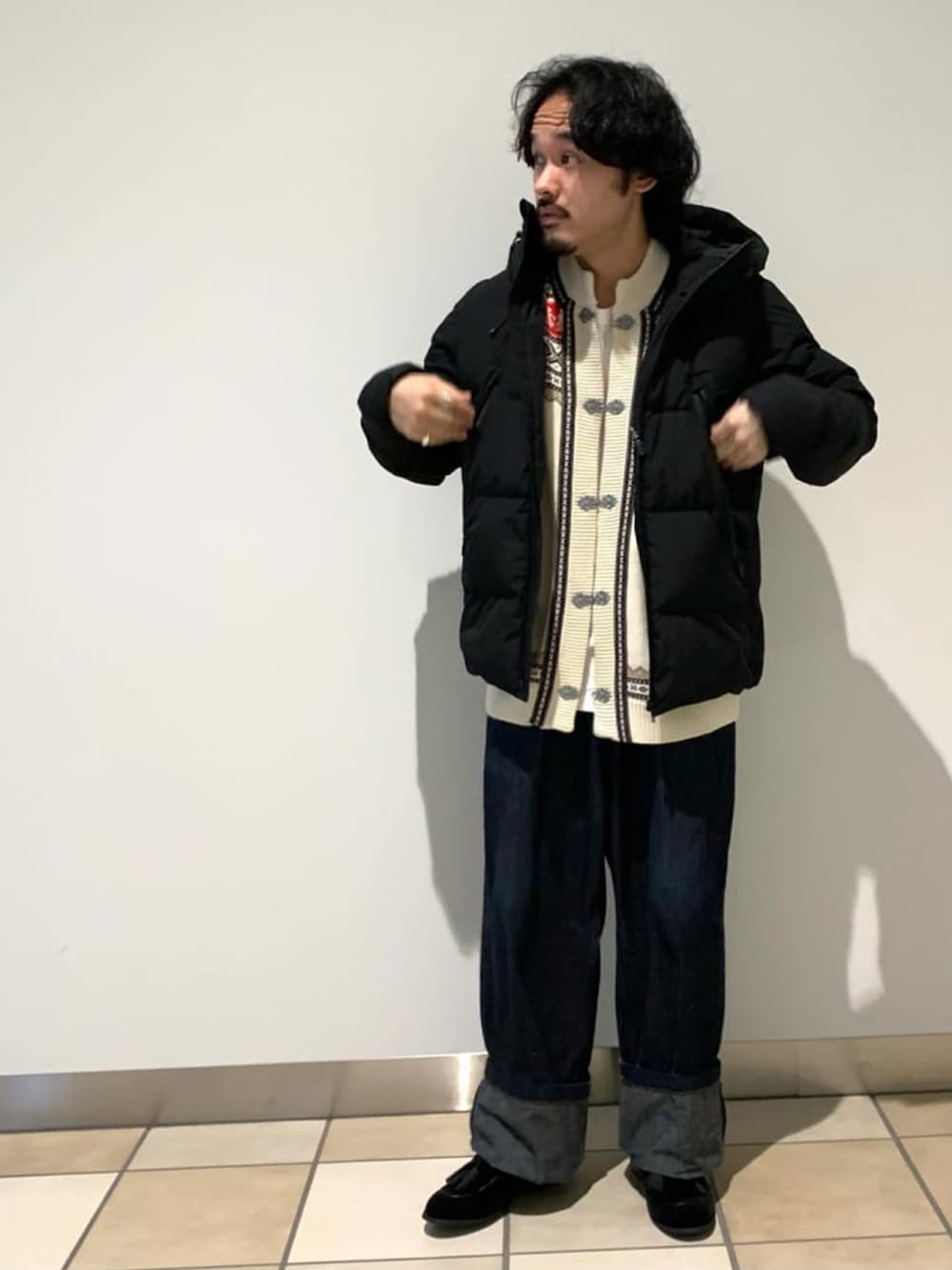 「フレディアンドグロスター、FREDY&GLOSTER、gloster、ダウンジャケット、ダウン、冬コーデ、レイヤードスタイル、ノルディック柄、シンプルコーデ、休日スタイル、ワイドパンツ、ワイドデニム」｜「GLOSTERの【GLOSTER/グロスター】フェアアイル柄 エスニックカーディガン（カーディガン/ボレロ、ホワイト系）」を使った、GLOSTER stylingさん（メンズ・165cm）の秋コーディネートの1枚目の写真