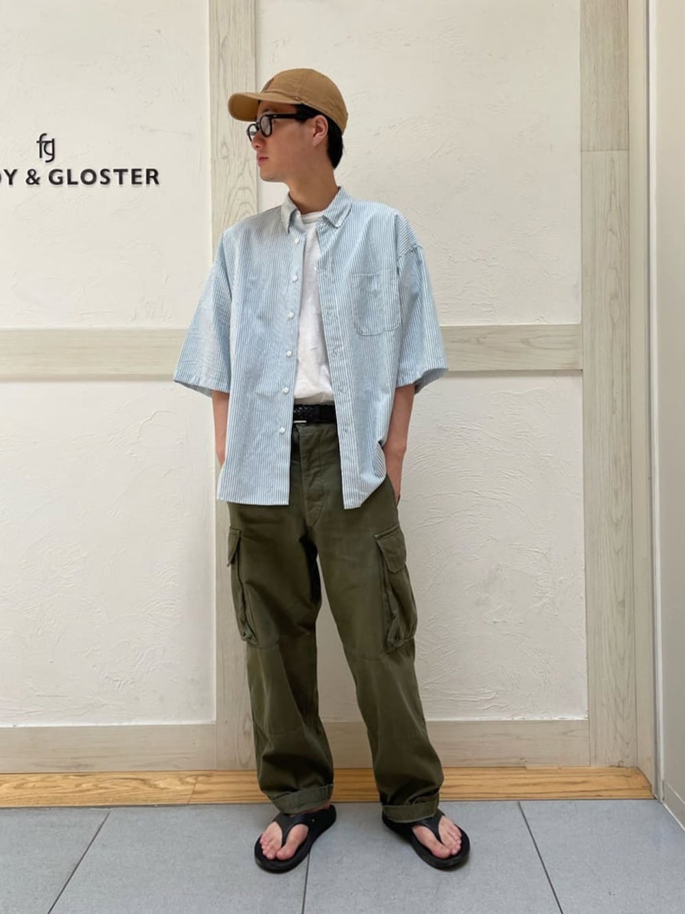 「FREDY&GLOSTER、フレディアンドグロスター、gloster、キャップ、古着MIX、大人カジュアル、夏コーデ、シャツスタイル、白Tシャツ、カラーパンツ、サングラス、きれいめカジュアル、ビックシルエット、サンダル、休日スタイル」｜「Carharttの【carhartt/カーハート】オデッサキャップ ダック地（キャップ、イエロー系）」を使った、GLOSTER stylingさん（メンズ・173cm）の夏コーディネートの1枚目の写真