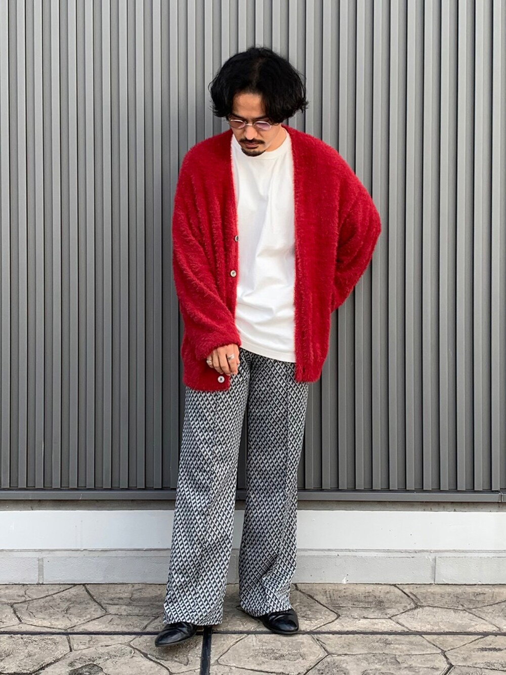レッド系のカーディガン/ボレロ、グレー系のその他パンツを着用したメンズの秋コーディネートの1枚目の写真